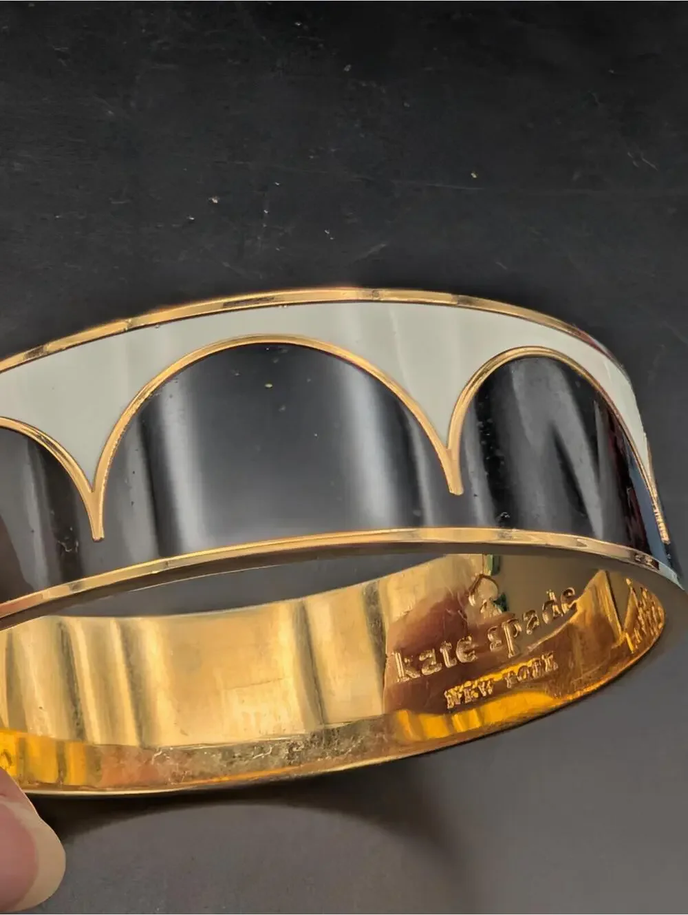 Kate Spade Ahead Of The Curve Enamel Bangle Bracelet Black Cream Scallop Gold - Picture 8 of 9